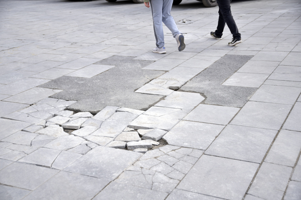 Коцке испред Храма Светог Саве вапе за санацијом